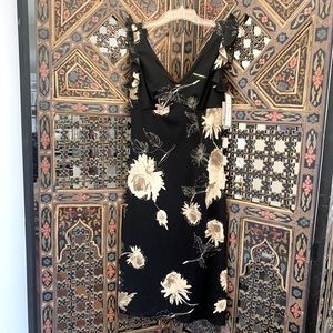 NWT floral dress knee length with flowy cap sleeves 🌸🌼